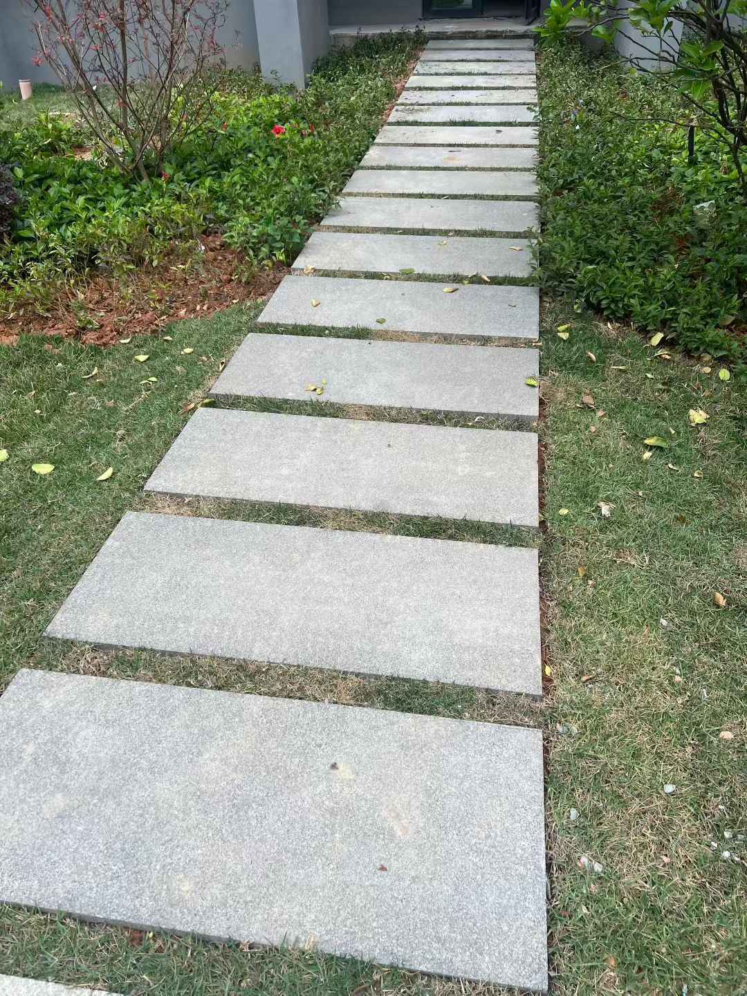 镇江 芝麻黑小区踏步、汀步石铺装效果