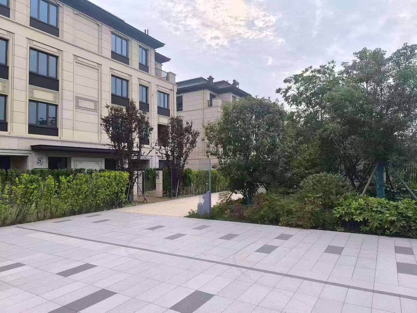 镇江 芝麻白与芝麻白搭配铺装，尺寸1200*600