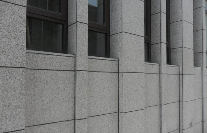 镇江芝麻灰外墙干挂石材及施工注意事项