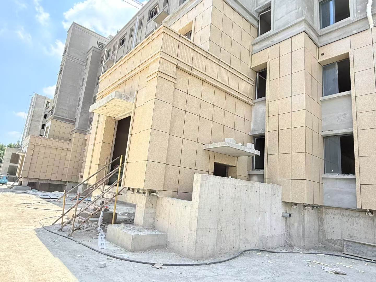 镇江 黄金麻干挂，工地实拍